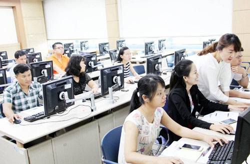 6일 영남이공대 컴퓨터정보관에서 베트남 교원 연수단이 정보통신 수업을 듣고 있다. 영남이공대 제공