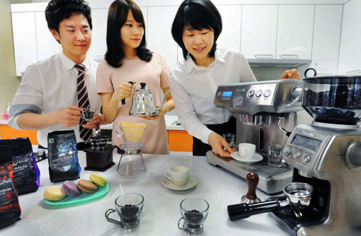 홈플러스 문화센터에서 고객들이 저녁시간을 이용해 커피 강습을 받고 있다. 사진제공｜홈플러스