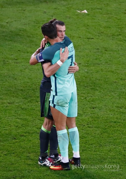 포르투갈의 크리스티아누 호날두(오른쪽)와 웨일스의 가레스 베일이 7일(한국시간) 스타드 드 리옹에서 벌어진 유로2016 준결승을 마친 뒤 포옹하고 있다. 스페인 명문 레알 마드리드에서 한솥밥을 먹는 두 스타의 대결로 관심을 모은 이날 경기에서 호날두는 1골·1도움을 올리며 포르투갈의 2-0 승리를 이끌었다. 사진=ⓒGettyimages이매진스