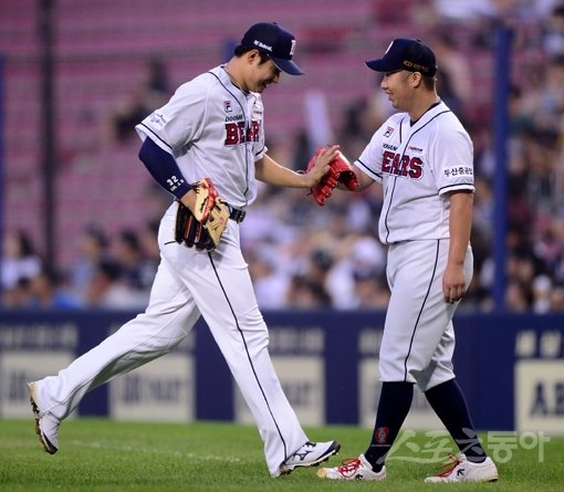 두산 유희관(오른쪽)은 역시 잠실에서 강했다. 유희관이 7일 넥센을 상대로 역투를 펼친 뒤 김재환과 하이파이브를 나누고 있다. 잠실｜ 김진환 기자 kwangshin00@donga.com