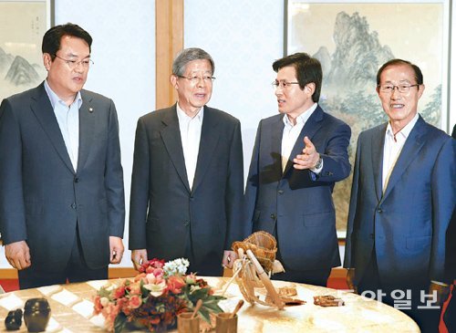 5개월만에 한자리에 7일 고위 당정청 회동이 서울 종로구 삼청동 국무총리공관에서 열렸다. 당초 6월 
17일 20대 국회 첫 당정청 회동을 하려고 했지만 새누리당 유승민 의원의 복당 논란 등으로 한 차례 취소됐다. 왼쪽부터 새누리당
 정진석 원내대표, 김희옥 혁신비상대책위원장, 황교안 국무총리, 이원종 대통령비서실장. 양회성 기자 yohan@donga.com