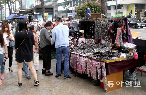 7일 서울 중구 을지로에서 무허가 노점상들이 매대를 차려 놓고 영업을 하고 있다. 김재명 기자 base@donga.com