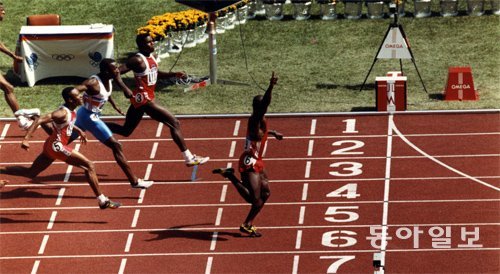 1988년 서울 올림픽 남자 100m 결선에서 캐나다의 벤 존슨(오른쪽)이 오른팔을 치켜들며 1위로 들어오고 있다. 존슨은 사흘 뒤 금메달이 박탈됐다. 동아일보DB