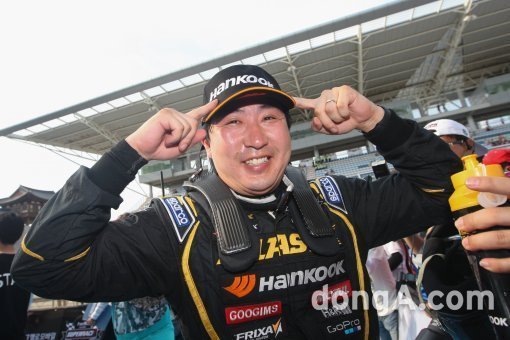 조항우는 지난해 한중일 모터스포츠 페스티벌에서 슈퍼레이스 대회 최고 클래스 슈퍼6000 클래스에서 여유롭게 우승을 따냈다. 8일 예선결과 1위에 올라 우승 가능성을 높이고 있다.