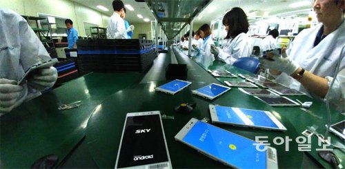 팬택이 1년 7개월 만에 내놓은 신제품 IM-100이 국내 스마트폰 시장에서 선전하고 있다. 정식 판매 10여 일이 지난 현재 
초도물량 3만 대는 모두 팔렸고, 하루 3000대 안팎의 판매량도 유지하고 있다. 9일 오전 찾은 경기 김포시에 위치한 팬택 
IM-100 생산라인은 주말임에도 바쁘게 움직였다. 김포=서동일 기자 dong@donga.com