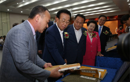 8일 경북도청에서 열린 삼국유사 조선중기본 목판 제작 완료 보고회에서 오용원 한국국학진흥원 자료부장 (왼쪽)이 목판 인쇄본을 설명하고 있다. 그 오른쪽으로 김관용 경북도지사, 김영만 군위군수, 이배용 한국학중앙연구원장, 이용두 한국국학진흥원장. 경북도 제공