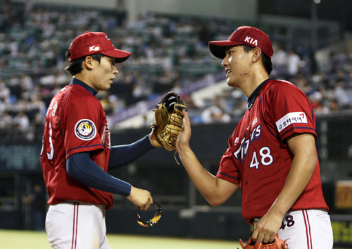 KIA 김호령-홍건희(오른쪽). 사진제공｜스포츠코리아