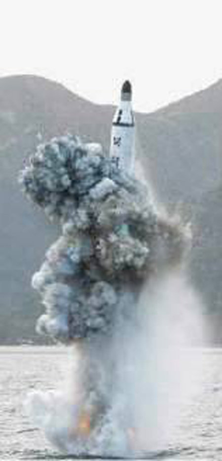 북한 노동신문이 올해 4월 공개한 잠수함발사탄도미사일(SLBM) 시험 발사 모습. 동아일보DB
