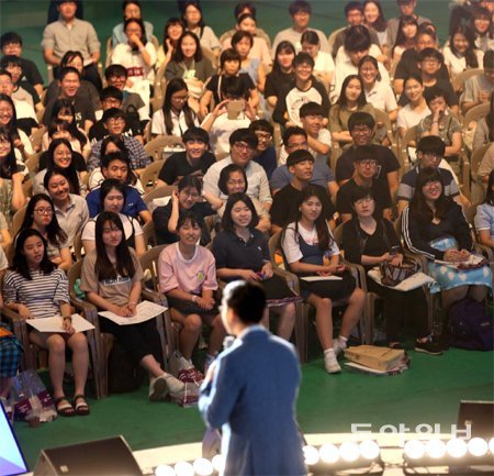 “방학중 공부 이렇게” 10일 오후 서울 중구 장충체육관에서 열린 ‘이투스 교육, 여름방학 열공 결의대회’에 참석한 학부모와 학생들이 방학 중 학습 방법을 듣고 있다. 장승윤 기자 tomato99@donga.com