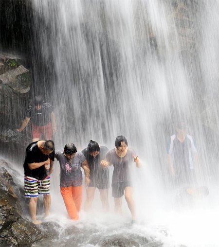 “찜통더위는 가라” 10일 전남 구례군 지리산 수락폭포를 찾은 피서객들이 15m 높이에서 쏟아지는 시원한 물줄기를 맞으며 더위를 식히고 있다. 이날 서울 경기 등의 낮 최고기온은 섭씨 33도까지 치솟았다. 구례=박영철 기자 skyblue@donga.com