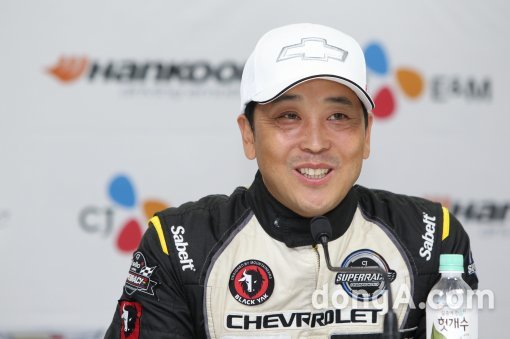 쉐보레레이싱 이재우가 10일 2016 슈퍼레이스 GT1 클래스 포디움 시상자 인터뷰를 진행하고 있다.