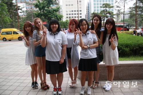 아이돌 그룹 ‘피에스타’를 만난 서울 오류고 2학년 이하은(왼쪽에서 세 번째), 하고은 양 (왼쪽에서 다섯 번째)