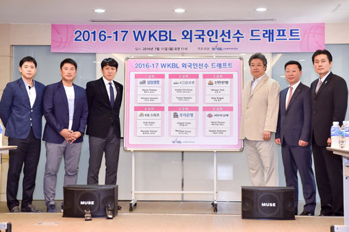 여자프로농구 6개 구단 감독들이 11일 서울 강서구 한국여자농구연맹(WKBL) 사옥에서 열린 ‘2016~2017 WKBL 외국인선수 드래프트’를 마친 뒤 기념촬영을 하고 있다. 왼쪽부터 신한은행 신기성 감독, KB스타즈 안덕수 감독, 우리은행 위성우 감독, 삼성생명 임근배 감독, KDB생명 김영주 감독, KEB하나은행 이환우 코치. 사진제공｜WKBL