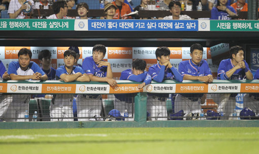 KBO리그 34년 역사상 총 8번 최정상에 오른 삼성. 추락을 모르던 사자군단이 순위표 맨 밑에 위치했다. 지난해 정규리그 우승까지 차지했던 삼성의 추락은 누구의 책임일까. 10일 대전 한화전에서 팀 패배를 지켜보는 삼성 선수단. 사진제공｜스포츠코리아