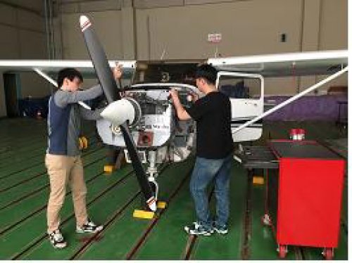 한서대 항공기계학과 학생들이 태안캠퍼스 기술교육원에서 세스나 항공기 정비 실습을 하고 있다. 한서대 제공