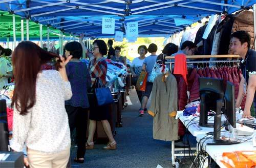 7월 8일 서울 강남구청에서 열린 ‘저소득 청소년 및 위기기구 지원을 위한 이동수 F&G, 나눔과 기부 바자회‘에서 상품을 사는 구민. (사진= 강남구 제공)