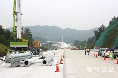 7일 강원 원주시 제2영동고속도로 신평분기점 인근에서 마무리 공사가 한창이다. 제2영동고속도로는 현재 공정이 90%로 11월 개통 예정이다. 이인모 기자 imlee@donga.com