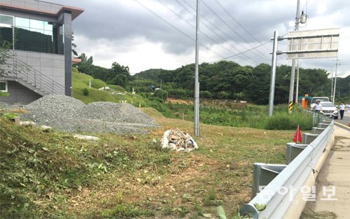 울산 울주군 범서읍 구룡마을 공동구판장이 완공 3개월이 넘었지만 개장을 못하고 있다. 한국도로공사가 당초 약속과는 달리 진입도로를 개설해주지 않고, 오히려 구판장 옆에 철제 가드레일까지 설치해 버렸기 때문이다. 정재락 기자 raks@donga.com