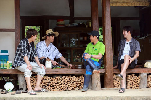 케이블채널 tvN 예능프로그램 ‘삼시세끼’의 출연자(사진)와 제작진의 숙식 해결 방법이 전혀 달라 눈길을 끈다. 그러나 고된 노동은 같다. 사진제공｜tvN