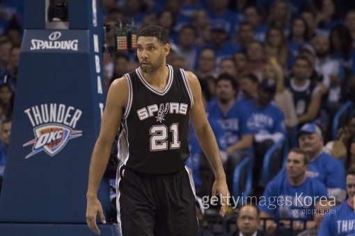 미국프로농구(NBA) 샌안토니오 스퍼스의 간판스타 팀 던컨은 11일(한국시간) 전격적으로 은퇴를 선언했다. 1997년 신인 드래프트 전체 1순위로 샌안토니오에 입단한 그는 19시즌 동안 한 팀에서만 뛰며 5번의 우승을 경험했다. 기본에 충실한 묵묵한 플레이로 팬들의 사랑을 독차지했던 그는 선수생활의 마무리마저 조용하게 진행했다. 사진=ⓒGettyimages이매진스