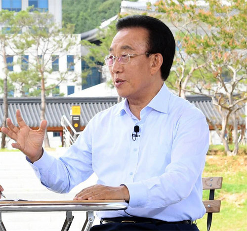 22년째 자치 현장을 지키는 김관용 경북도지사. 김 지사는 “수도권과 지방의 균형발전으로 진정한 지방자치를 실현해야 하는 문제가 가장 고민스럽다”고 말했다. 경북도 제공