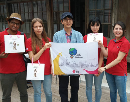 다사키 아미카 씨(오른쪽에서 두 번째)가 속한 ‘LG 글로벌챌린저’ 팀이 충남 당진에 위치한 신평 양조장을 찾았다. LG그룹 제공