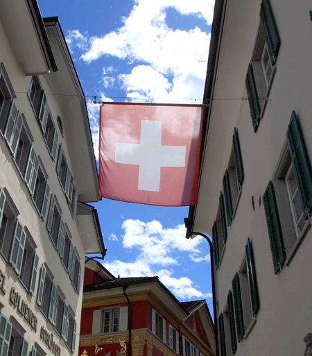 스위스는 평소에도 국기를 곳곳에 걸어 두는 나라다. 사진은 알트도르프의 상가.