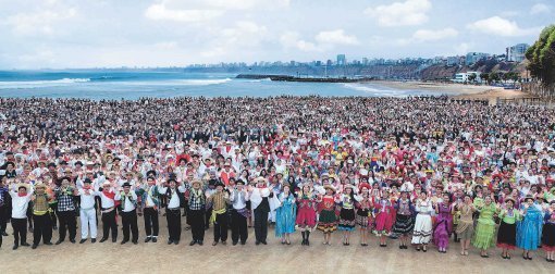 페루 리마 일대 하나님의 교회 교인들이 아구아둘세 해변에서 환하게 웃고 있다.
