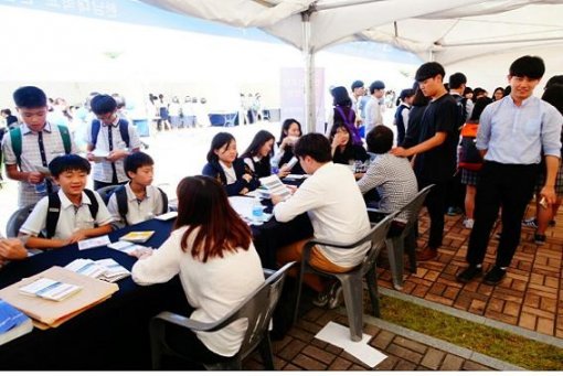 한남대 호텔컨벤션호텔경영하고가 학생들이 2015년 9월 서울 국립중앙과학관에서 열린 ‘청소년 나Be한마당’에 참가해 중·고 청소년들을 대상으로 전공체험 및 진로상담을 하고 있다. 한남대 제공