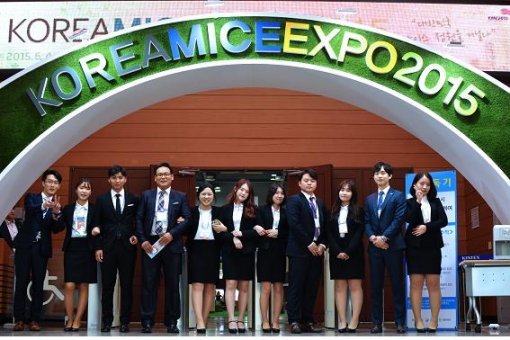 한남대 컨벤션호텔경영학과 학생들이 2015년 6월 일산 KINTEX에서 열린 KOREA MICE EXPO 2015에 참가해 기념사진을 찍고 있다. 이 행사에서 학생들은 부스를 운영하며 학과를 홍보하는 등 MICE현장에서 실무적인 경험을 했다. 한남대 제공