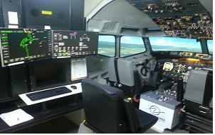 한서대 태안캠퍼스 항공학부 내에 있는 B737 시뮬레이터. 항공전자공학과 학생들은 컴퓨터 이용 시뮬레이션, 응용 소프트웨어, 및 IoT(사물인터넷) 관련된 과목을 이 시뮬레이터를 이용해 배우며 실습도 한다. 한서대 제공
