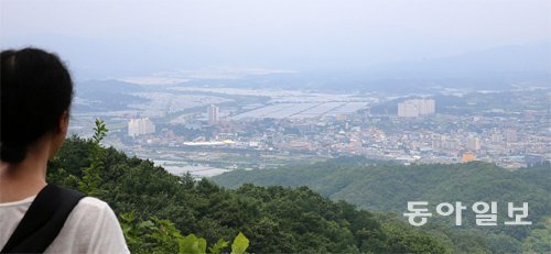 성주 포대서 바라본 마을 국방부가 미국의 사드 체계를 경북 성주군에 배치하겠다고 확정 발표한 13일 한
 주민이 사드 배치 용지로 확정된 경북 성주군 성산리의 공군 호크미사일포대의 입구에서 산 아래를 내려다보고 있다. 성주=전영한 
기자 scoopjyh@donga.com