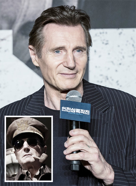 더글러스 맥아더 장군을 연기한 리엄 니슨은 13일 기자회견에서 “늘 파이프 담배를 물고 다녔던 장군의 모습이 인상적이었다”고 말했다. 작은 사진은 영화 ‘인천상륙작전’의 맥아더. CJ E&M 제공