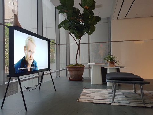미국 뉴욕현대미술관(MoMA)에 열린 삼성전자 세리프 TV 런칭행사에 진열된 세리프 TV. 사진=삼성전자 제공