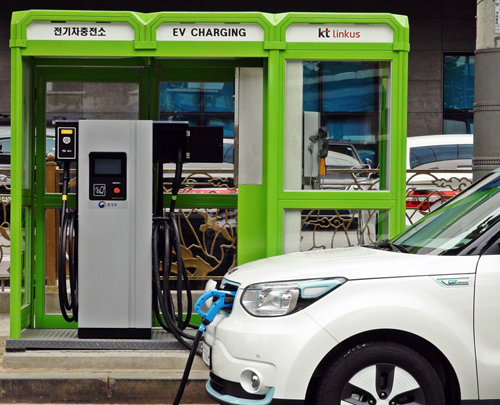 서울시 금천구 가산동 소재 공중전화부스 전기차 충전소의 모습. 사진=KT링커스 제공