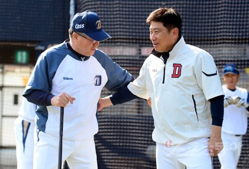 두산 김태형(오른쪽), NC 김경문 감독은 OB 선후배 포수, 코치와 선수, 감독과 코치로 무려 25년간 인연을 이었다. 그리고 7월 16일 올스타전에서 리그를 대표하는 감독 대 감독으로 격돌한다. 스포츠동아DB