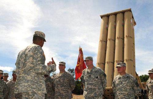 괌기지 사드포대 부대원 2013년 8월 빈센트 브룩스 미 태평양 육군사령관(현 주한미군 사령관·앞쪽)이 괌의 사드 포대를 방문해 부대원들에게 작전 운용과 전투준비 태세에 대한 훈시를 하는 모습. 사진 출처 미 육군 홈페이지