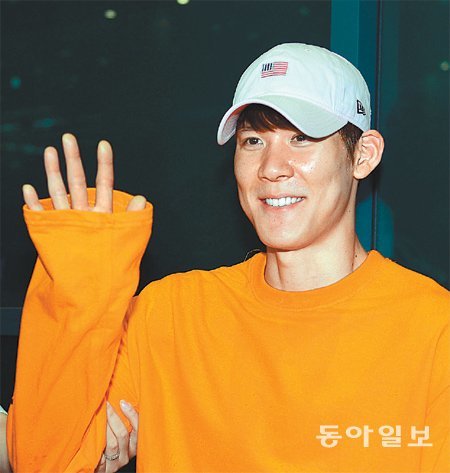 ‘마린보이’ 박태환이 14일 호주 전지훈련을 마치고 인천국제공항을 통해 귀국하며 취재진을 향해 손을 흔들고 있다. 인천=김민성 스포츠동아 기자
marineboy@donga.com