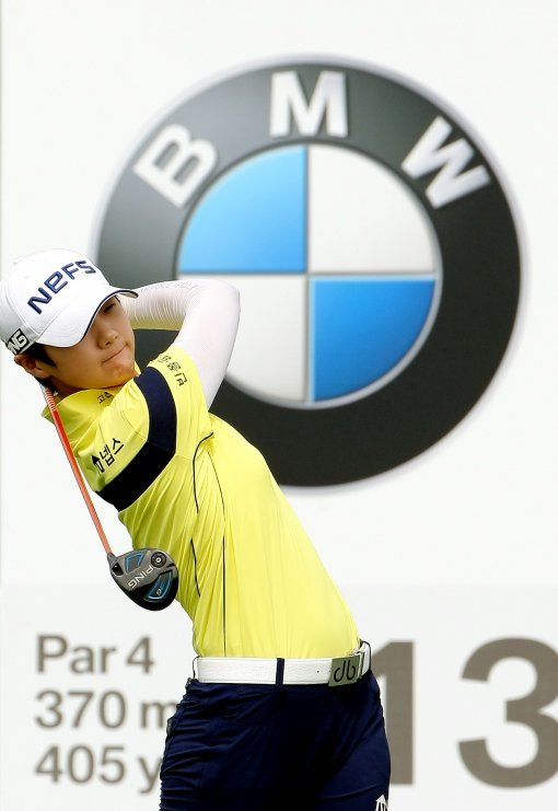 박성현이 15일 인천 영종도 스카이72골프장 하늘코스에서 열린 KLPGA투어 BMW 레이디스 챔피언십 2라운드 경기 중 12번째 홀까지 마친 뒤 컨디션 난조를 호소하며 기권했다. 13번홀에서 티샷하고 있는 박성현. 사진제공｜BMW그룹코리아