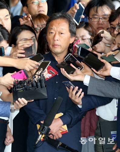 박현정 전 서울시립교향악단 대표와 법적 공방을 벌이고 있는 정명훈 전 서울시립교향악단 예술감독이 14일 서울중앙지검에 출석해 기자들의 질문에 답변하고 있다. 장승윤 기자 tomato99@donga.com