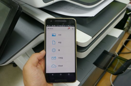 스마트폰을 이용한 무선 출력 (출처=IT동아)
