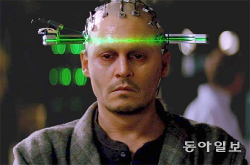 영화 ‘트랜센던스’(2014년)에서는 천재과학자 윌(조니 뎁)의 뇌가 들어있는 슈퍼컴퓨터가 인터넷에 접속해 세상을 조종하는 내용이 담겨 있다. 저자들은 컴퓨터와 인터넷 같은 가상공간 네트워크가 과도하게 연결된 사회의 미래를 경계한다. 동아일보DB