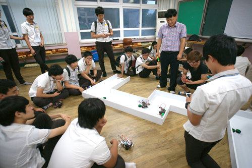 창원기계공고 학생들이 스스로 만든 로봇을 시험 작동하며 성능을 점검하고 있다. 이 학교 학생들은 로봇 동아리 등 10개의 전공 동아리 프로그램을 통해 창의력을 키우고 기업에 맞는 인재로 성장하고 있다. 중소기업청 제공
