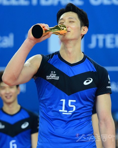 현대캐피탈 문성민이 17일 끝난 ‘2016 MG새마을금고 한·중·일 남자 클럽 국제배구대회’에서 팀의 우승을 이끌며 MVP에 선정되는 영예를 안았다. 인천 ｜ 김진환 기자 kwangshin00@donga.com