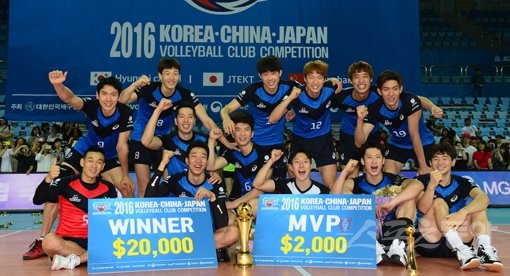 2016 MG새마을금고 한·중·일 남자 클럽 국제배구대회에서 정상에 오른 현대캐피탈 선수들이 기쁨의 함성으로 우승 세리머니를 하고 있다. 인천 ｜ 김진환 기자 kwangshin00@donga.com