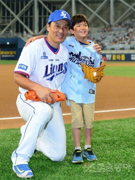 삼성 이승엽(왼쪽)이 2016 KBO리그 올스타전에서 난치병을 앓고 있는 홍성욱 군과 어깨동무를 하고 환하게 웃고 있다. 이승엽은 자신의 열렬한 팬인 홍성욱 군과 캐치볼을 하며 즐거운 추억을 선물했다. 고척｜김진환 기자 kwangshin00@donga.com