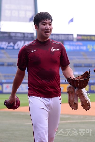 넥센 신재영은 2016 프로야구 전반기 최고 히트상품이다. 경찰야구단에서 신재영을 지켜본 유승안 감독은 “야구를 대하는 자세와 마음가짐을 보고 잘 될 줄 알았다”고 말했다. 스포츠동아 DB