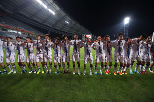 전북 선수들이 16일 제주월드컵경기장에서 벌어진 제주전에서 2-1로 이겨 개막 이후 20경기 무패행진(11승9무)을 이어간 뒤 서포터스 앞에서 어깨동무를 한 채 흥겨운 뒤풀이를 하고 있다. 사진제공 ｜ 한국프로축구연맹