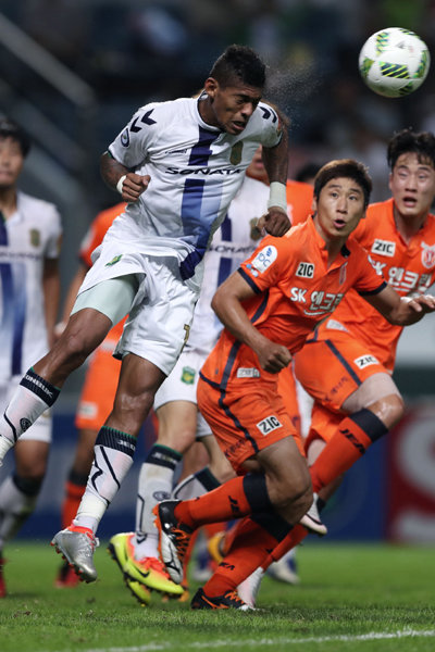 전북 로페즈(왼쪽)가 16일 제주월드컵경기장에서 벌어진 제주와의 원정경기 도중 상대 선수들을 따돌리고 헤딩을 하고 있다. 로페즈는 후반 27분 결승골을 터트리며 친정팀 제주에 뼈아픈 일격을 가했다. 사진제공 ｜ 한국프로축구연맹