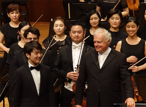 15일 공연에서 조성진(왼쪽 앞)이 지휘자 얀 파스칼 토르틀리에와 함께 서 있다. 서울시립교향악단 제공